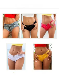 Display colori di pantaloncini di jeans a vita bassa da donna in blu, nero, rosa e bianco