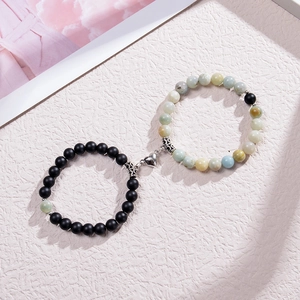 Détail de l'aimant en cœur reliant les bracelets pour couples en turquoise et pierre