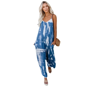 Detail eines blau-weißen Batik-Jumpsuits mit dünnen Trägern und großen Seitentaschen