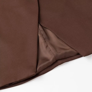 Gros plan sur les coutures et la doublure marron d'un ourlet de veste chic