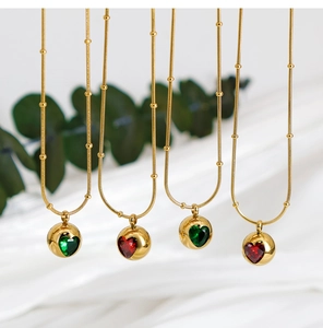 Détails de colliers boules dorés avec pierres de zircone en forme de cœur émeraude et rubis