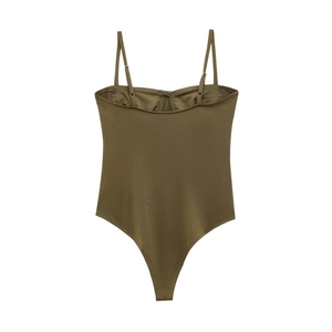 Olijfgroene satijnen bodysuit met fijne spaghettibandjes op een witte achtergrond