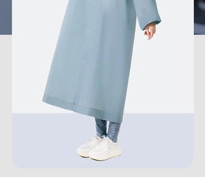 Détail de l'ourlet de l'imperméable en EVA bleu clair avec baskets compensées blanches