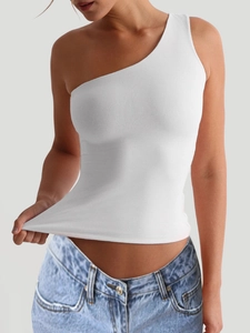 Detail eines weißen One-Shoulder-Yoga-Tops, das Stoffelastizität und Passform zeigt