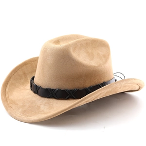 Détail d'un chapeau de cow-boy en daim camel avec bande en cuir tressé noir et surpiqûres