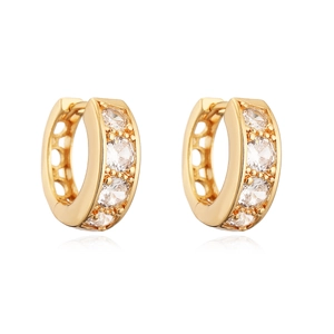 Orecchini a cerchio minimalisti in oro 18K con zirconi su sfondo bianco puro