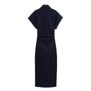 Robe midi élégante bleu marine à manches courtes avec col rabattu et détails plissés