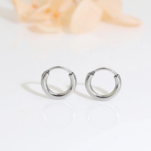Minimalist silver geometric hoop earrings in polished stainless steel with mirror reflection