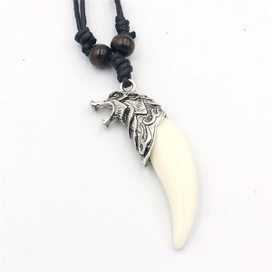 Collana tribale con ciondolo a testa di lupo in metallo e dente in resina beige