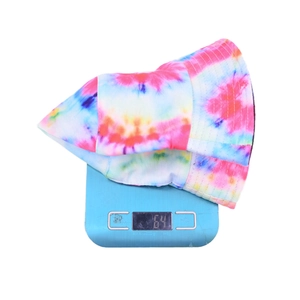 Leichter 64g bunter Batik-Anglerhut aus Baumwolle für Damen auf einer blauen Digitalwaage