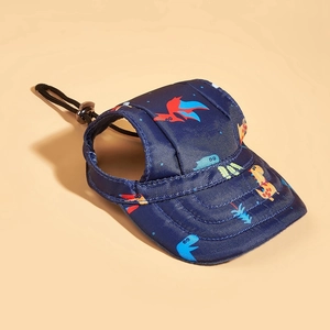 Dettaglio del cappello da sole per animali con motivi a dinosauro e cordino regolabile