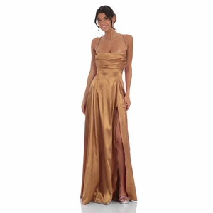 Détail de la robe en satin champagne avec buste plissé et fente haute sur le côté
