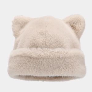 Gros plan d'un bonnet beige en fausse fourrure à oreilles de chat avec texture douce