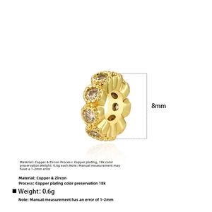 Détail d'une perle d'espacement de 8mm en cuivre plaqué or 18 carats avec zircon