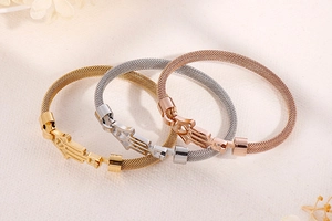 Vue détaillée des bracelets en maille tissée or, argent et rose avec breloques Main de Fatima