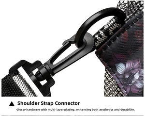 Detail des stabilen Drehhakens an einer Schultertasche mit Totenkopfmuster und Webband