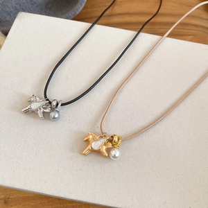 Vue détaillée du pendentif Pégase avec zircon, ailes en émail et une perle ronde chic
