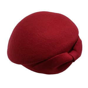 Elegant wool felt beret for women in wine red with a stylish side bow accessory