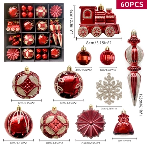 Detailaufnahme von 60 roten und goldenen Weihnachtskugeln mit Zügen und Schneeflocken