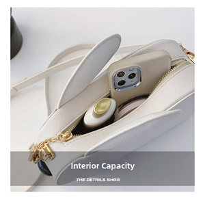 Vue de dessus de l'intérieur du sac blanc montrant l'espace pour téléphone et maquillage