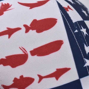 Vue macro du tissu en toile avec silhouettes de poissons et étoiles sur casquette