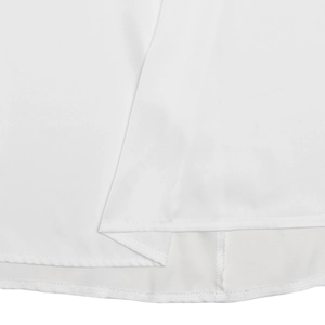 Makroaufnahme der hochwertigen Nähte und Saumdetails dieses weißen Neckholder-Kleides
