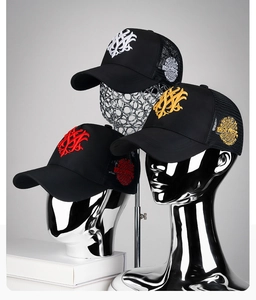 Detail der High-Crown Mesh Baseball Cap mit hochwertiger Stickerei auf Metallständer