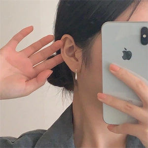 Orecchini a goccia in argento specchiato minimalisti indossati da una modella