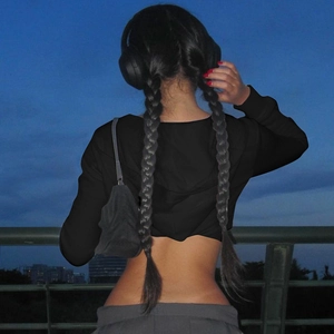 Vista trasera de una sudadera corta negra con capucha, cremallera y manga larga estilo urbano