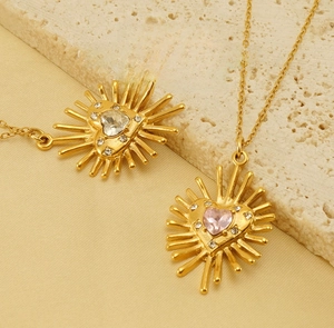 Vue macro des colliers de cœur plaqués or 18k avec cristaux de zircon rose et clair