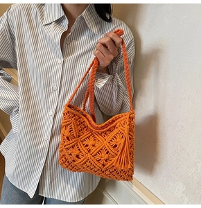 Détail d'un sac bohème en macramé orange avec des franges et des motifs géométriques