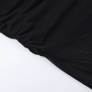 Détail du tissu en maille noire épissée et de la texture froncée sur une robe bandeau
