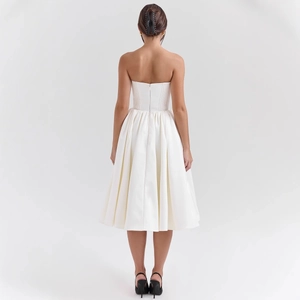 Elegante abito midi bianco a trapezio senza spalline con cerniera posteriore