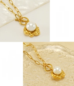 Dettaglio macro della collana di perle con chiusura OT in acciaio inossidabile anallergico