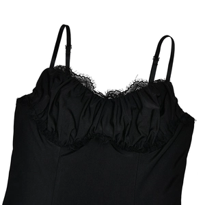 Détail de robe caraco noire avec dentelle et bretelles fines réglables au buste