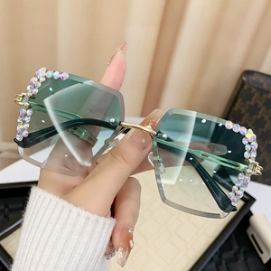 Occhiali da sole squadrati vintage con lenti sfumate verdi e dettagli in strass lucidi