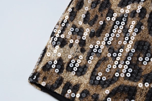 Gros plan détaillé du tissu léopard avec sequins brillants pour tenue sexy de soirée