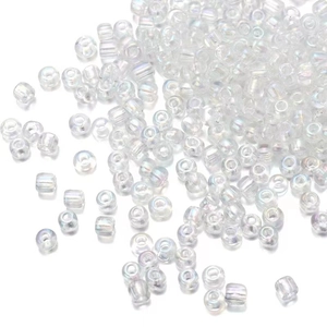 Λήψη macro από διαφανείς γυάλινες χάντρες 2mm διασκορπισμένες σε λευκό φόντο