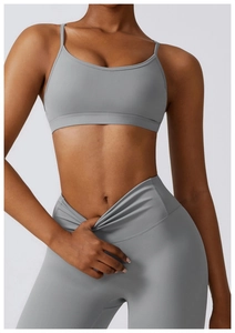 Détail d'un ensemble de yoga gris taille haute montrant l'élasticité du tissu mat
