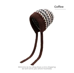 Nahaufnahme der kaffeebraunen Strickmütze mit nordischem Muster und Ohrenklappen