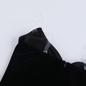 Détail de la robe en velours noir avec fermeture éclair invisible et bretelles amovibles