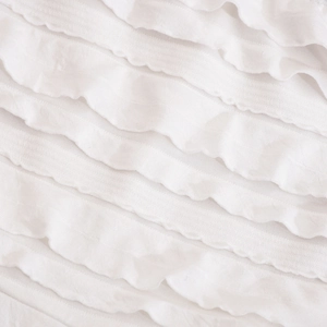 Gros plan sur les volants superposés blancs d'un tissu textile pour haut court