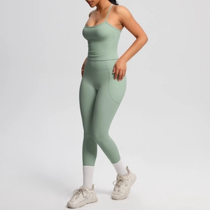 Détail d'un ensemble de yoga vert sauge avec haut à fines bretelles et legging à poches