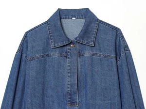 Gros plan du col de chemise en jean et boutons métalliques avec texture du tissu