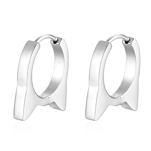 Boucles d'oreilles créoles en acier poli avec design tête de chat sur fond blanc