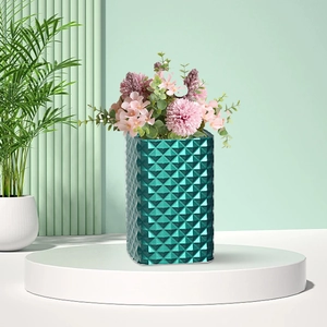 Moderne geometrische cilindervaas in meergroen met driehoeksreliëf en kunstbloemen