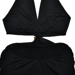 Détail de robe noire élégante avec décolleté en V profond et découpe à la taille