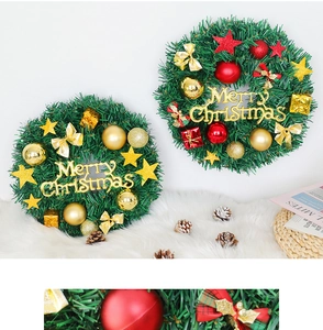 Détail d'une couronne de Noël festive avec nœuds rouges, cloches d'or et boules