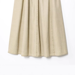 Gros plan sur l'ourlet d'une robe midi kaki taille haute avec coutures détaillées