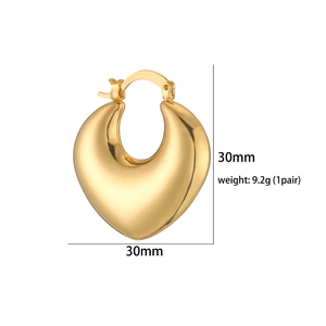Detailed view of 30mm gold hollow heart-shaped hoop earrings with size and weight info